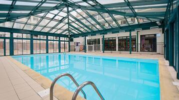 Indoor pool, sun loungers