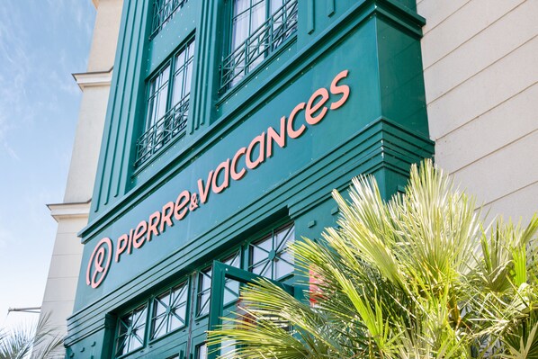 Front of property - Pierre & Vacances La Rochelle Résidence Centre (La Rochelle)