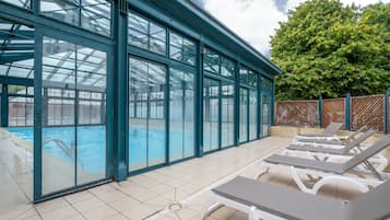 Indoor pool, sun loungers
