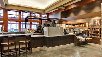 Un café Moosé & Squirrel doté d’un bar, d’un espace salon et d’un présentoir pour les boissons.