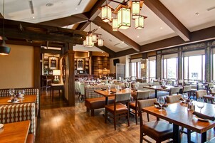 供应早餐和晚餐，美洲菜