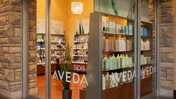 Un magasin de produits de spa, avec des étagères remplies de produits de bien-être et une enseigne indiquant « AVEDA ».