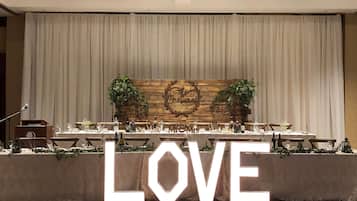 Un escenario con un fondo y un letrero luminoso grande que dice 'LOVE'.