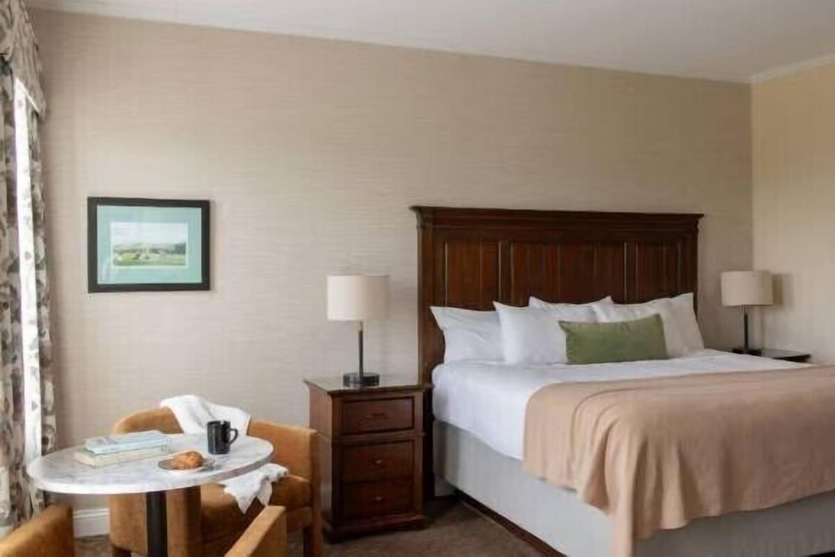 Grand Room, 1 King Bed (View) | Premium bedding, pillowtop beds, minibar, in-room safe