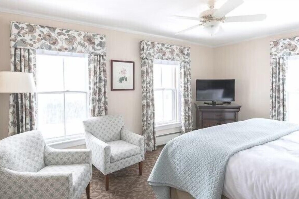 Signature Suite | Premium bedding, pillowtop beds, minibar, in-room safe