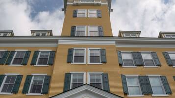 A building with a sign reading "MOUNTAIN VIEW GRAND".