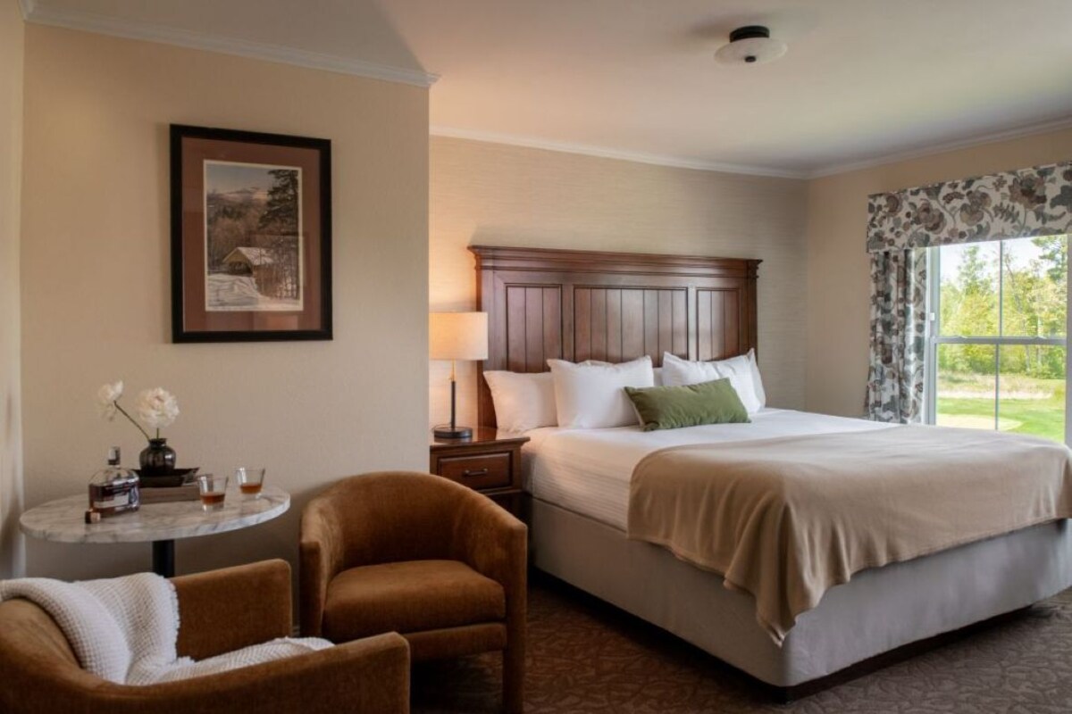 Classic Room, 1 King Bed | Premium bedding, pillowtop beds, minibar, in-room safe