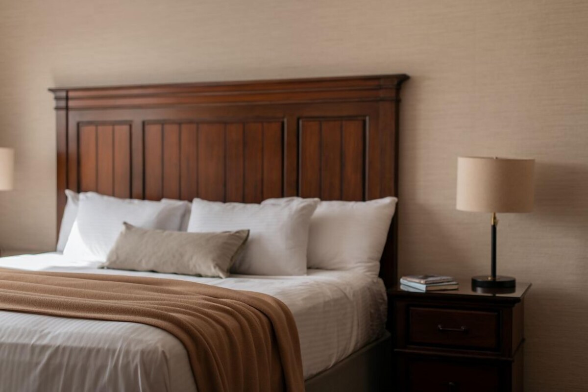 Grand Room, 1 King Bed, Balcony (View) | Premium bedding, pillowtop beds, minibar, in-room safe