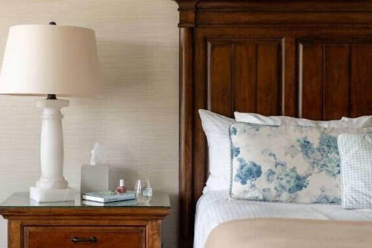 Grand Room, 1 King Bed, Mobility Accessible (View) | Premium bedding, pillowtop beds, minibar, in-room safe