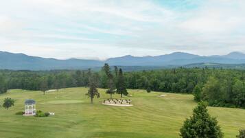 グランド ルーム クイーンベッド 1 台 | 高級寝具、ピロートップベッド、ミニバー、セーフティボックス (室内)