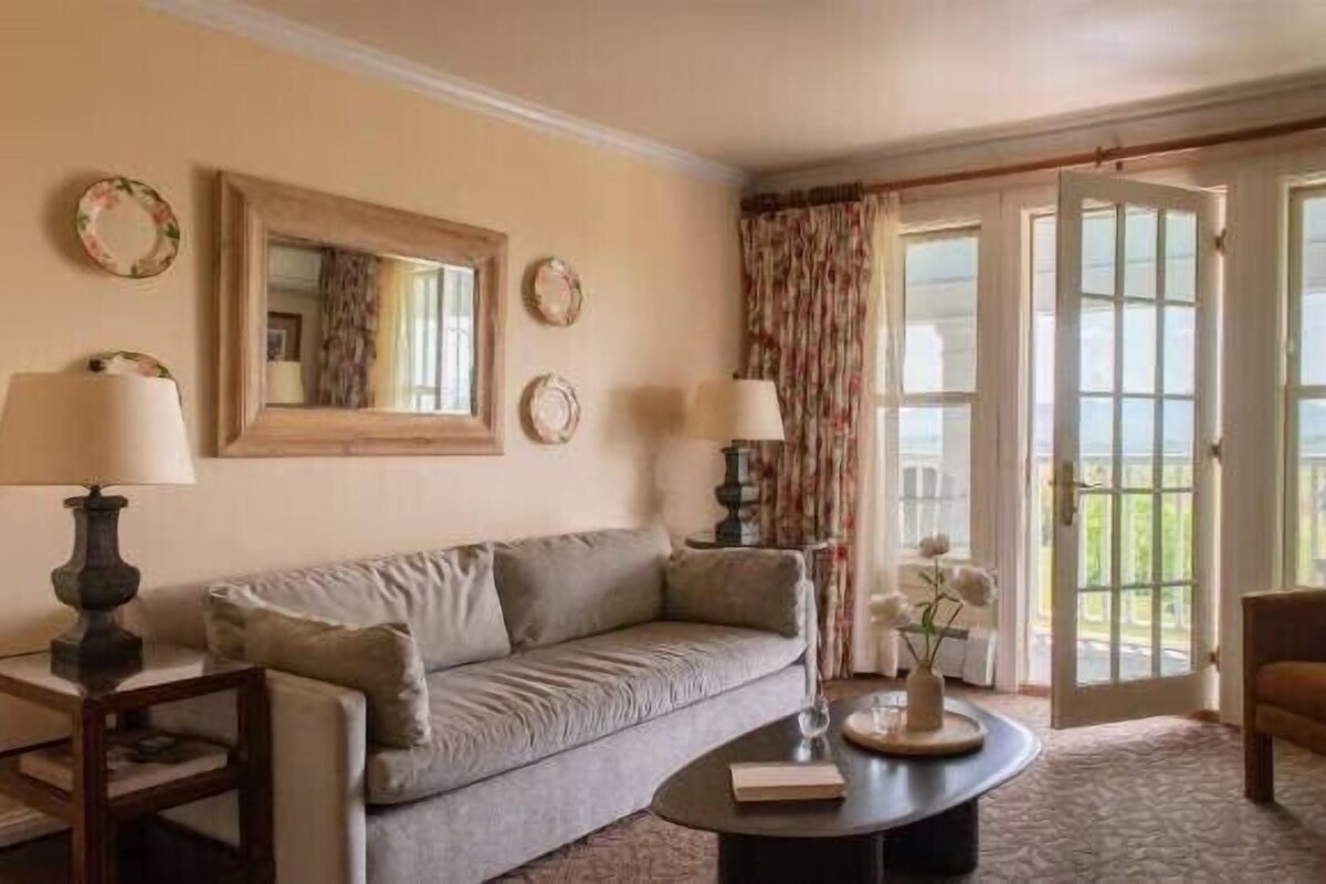 Suite (Summit) | Living area | 43-inch flat-screen TV with cable channels, TV