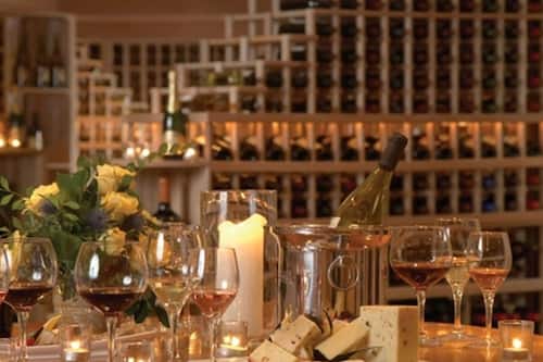 4 restaurants; breakfast, lunch, and dinner served