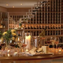 4 间餐厅，供应早餐、午餐和晚餐，海鲜