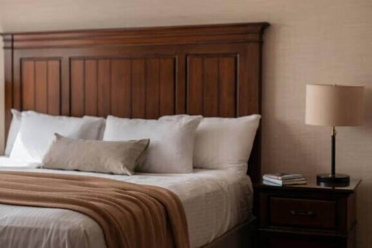 Classic Room, 1 Queen Bed | Premium bedding, pillowtop beds, minibar, in-room safe