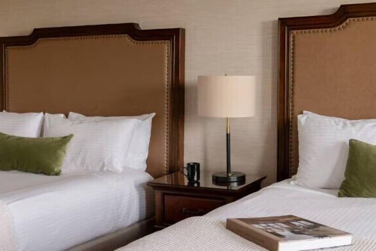Classic Room (Two Queens) | Premium bedding, pillowtop beds, minibar, in-room safe