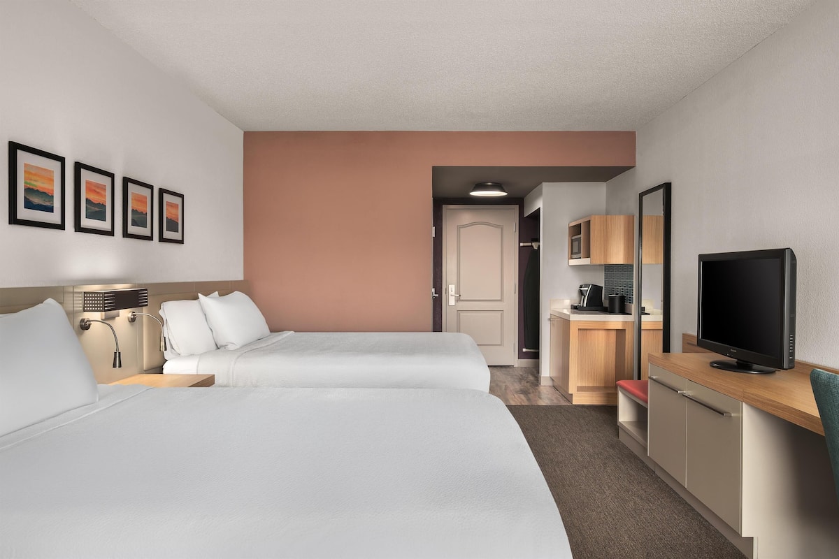 Skrivbord, mörkläggningsgardiner, ljudisolering och strykjärn/strykbräda