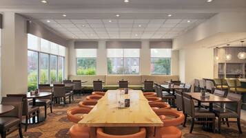 Petit déjeuner et dßner servis sur place, spécialités Cuisine américaine