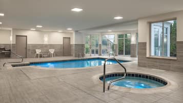 Piscina interna, espreguiçadeiras