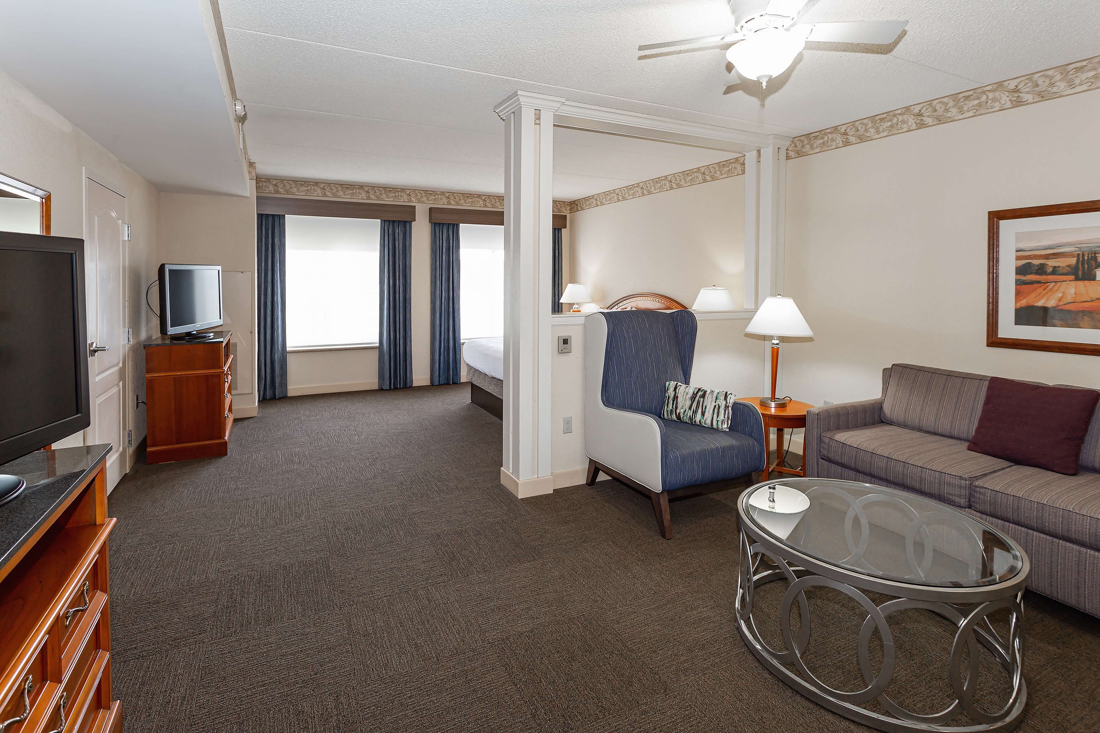 suite, 1 bedroom | living area | flat-screen tv, pay films