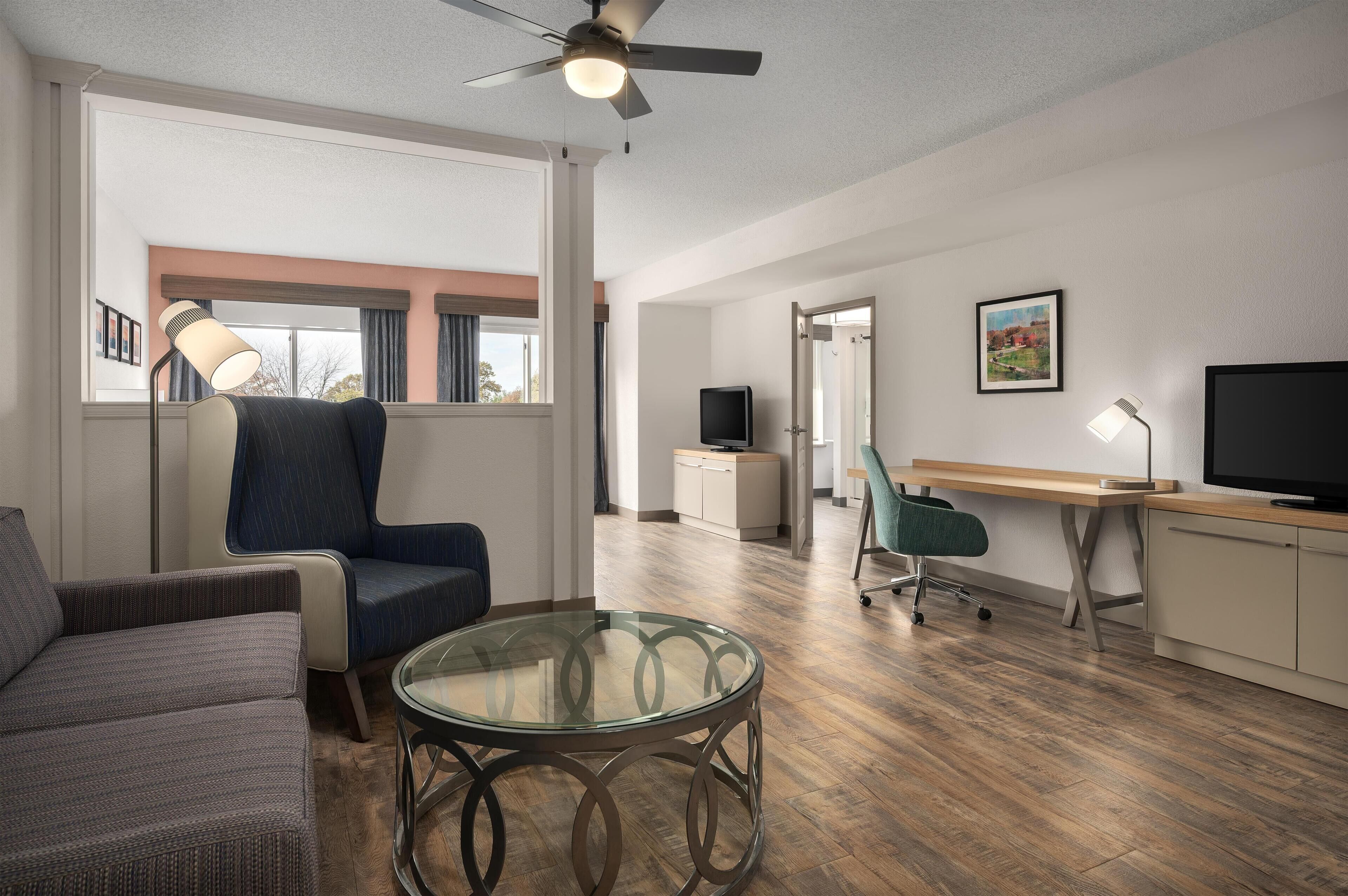 Schreibtisch, Verdunkelungsvorhänge, schallisolierte Zimmer