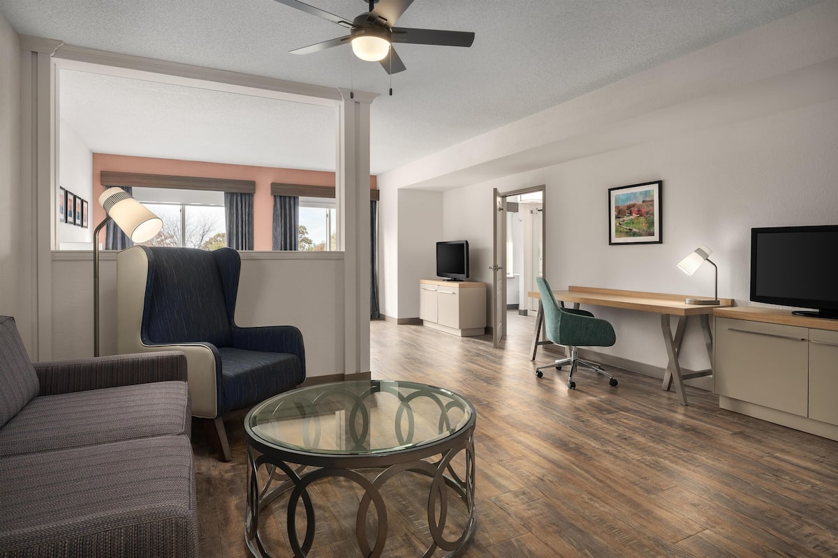 Schreibtisch, Verdunkelungsvorhänge, schallisolierte Zimmer