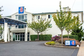 Front of property - Motel 6 Lincoln City, OR (Lincoln City)