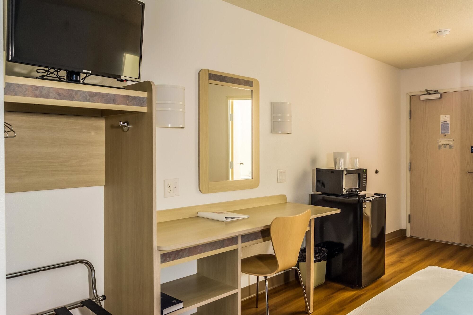 Escrivaninha, ferros/tábuas de passar roupa, Wi-Fi de cortesia