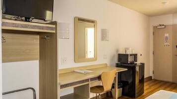 Escrivaninha, ferros/tábuas de passar roupa, Wi-Fi de cortesia