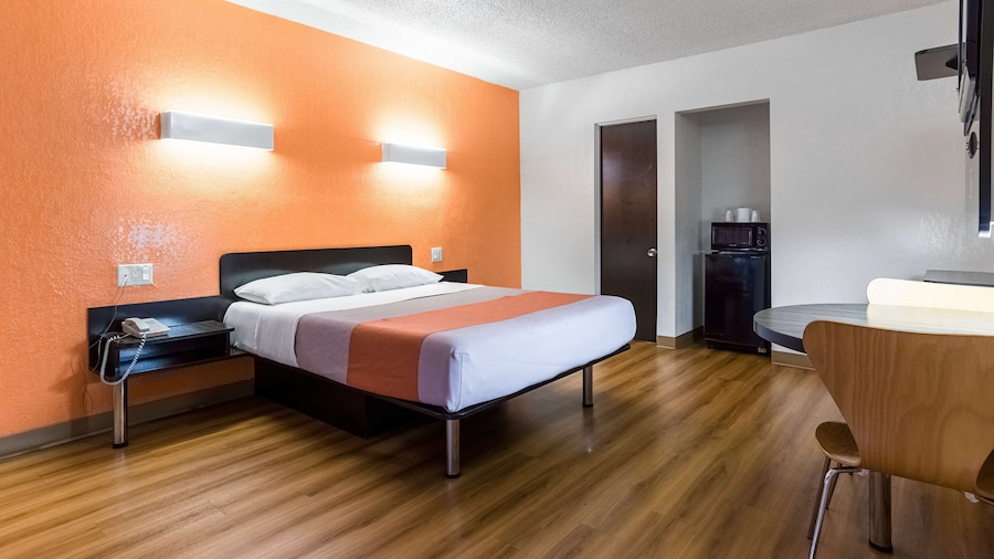 Motel 6 Long Beach, CA - International City