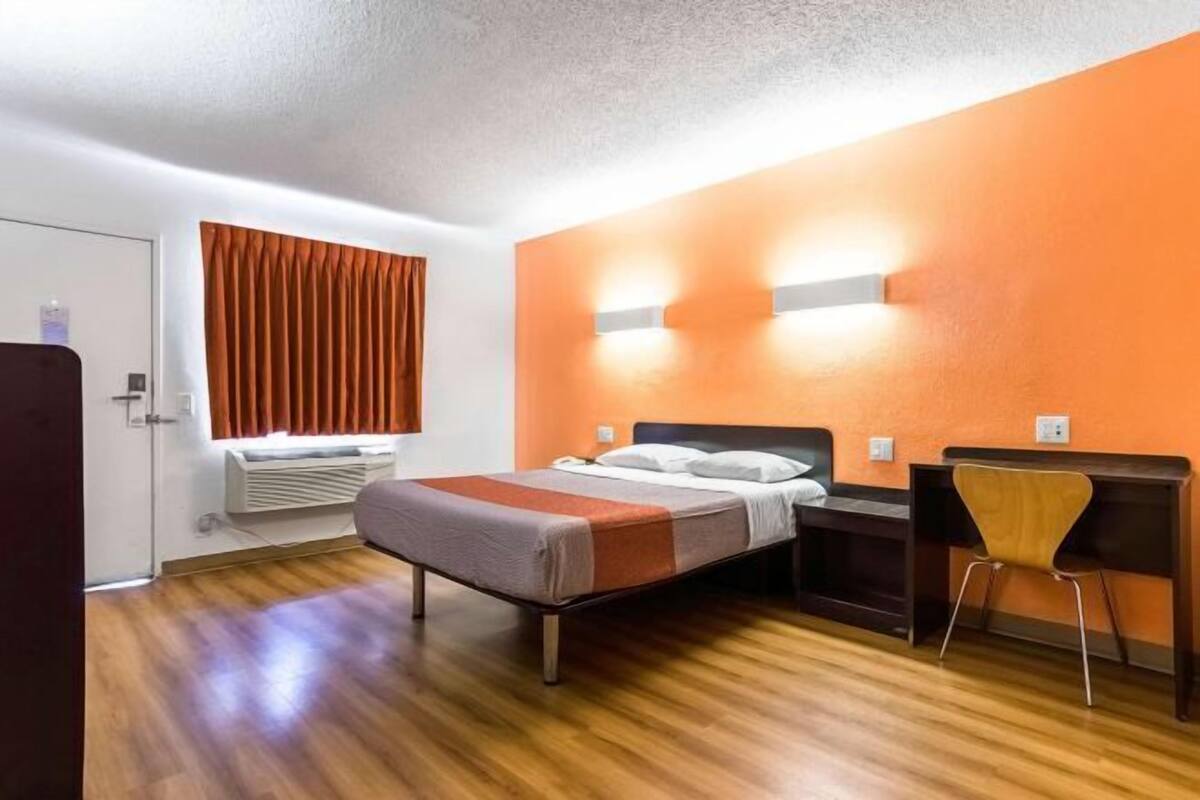 Tabla de planchar con plancha, wifi gratis y ropa de cama