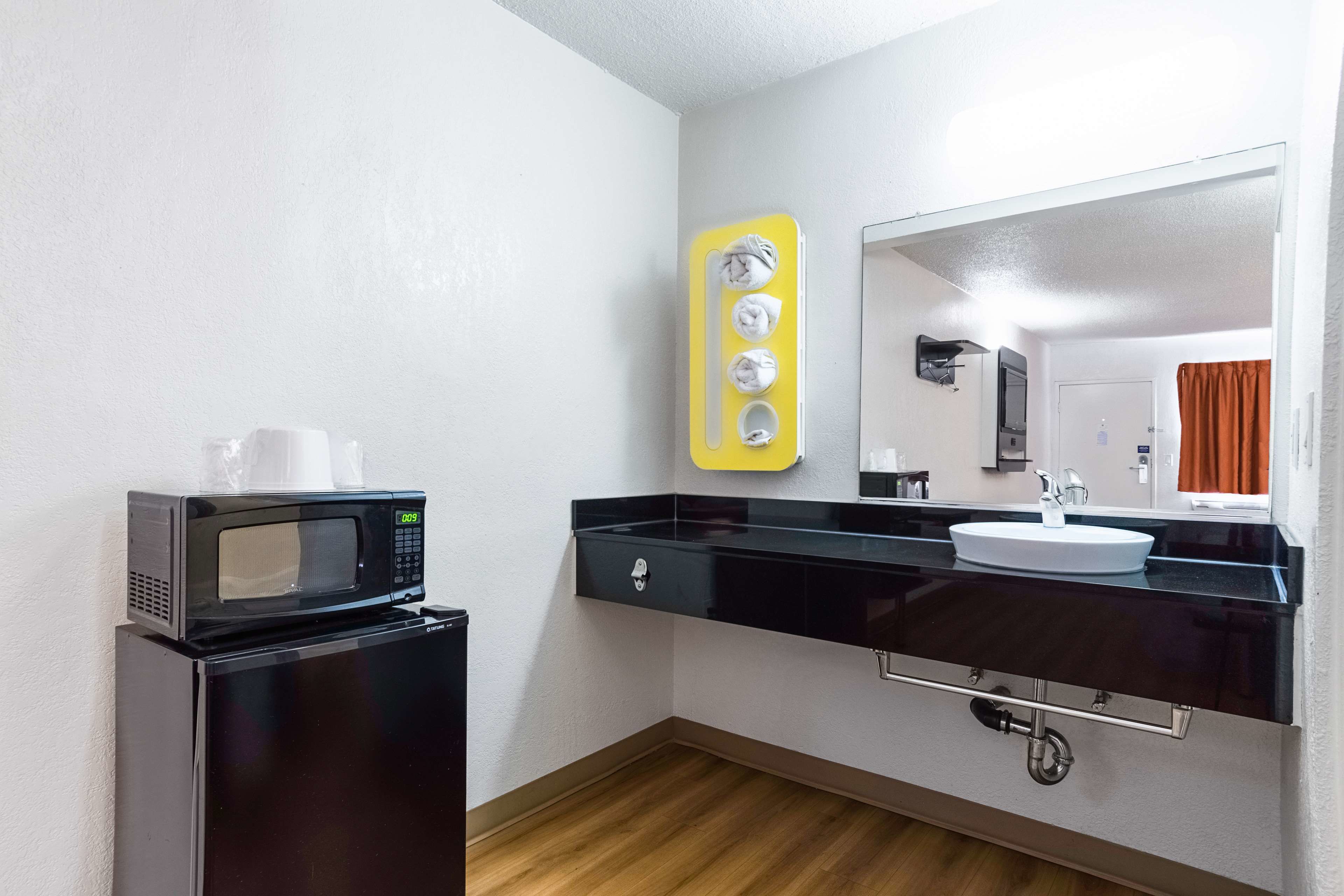 Combined shower/tub, towels