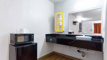 Combined shower/tub, towels