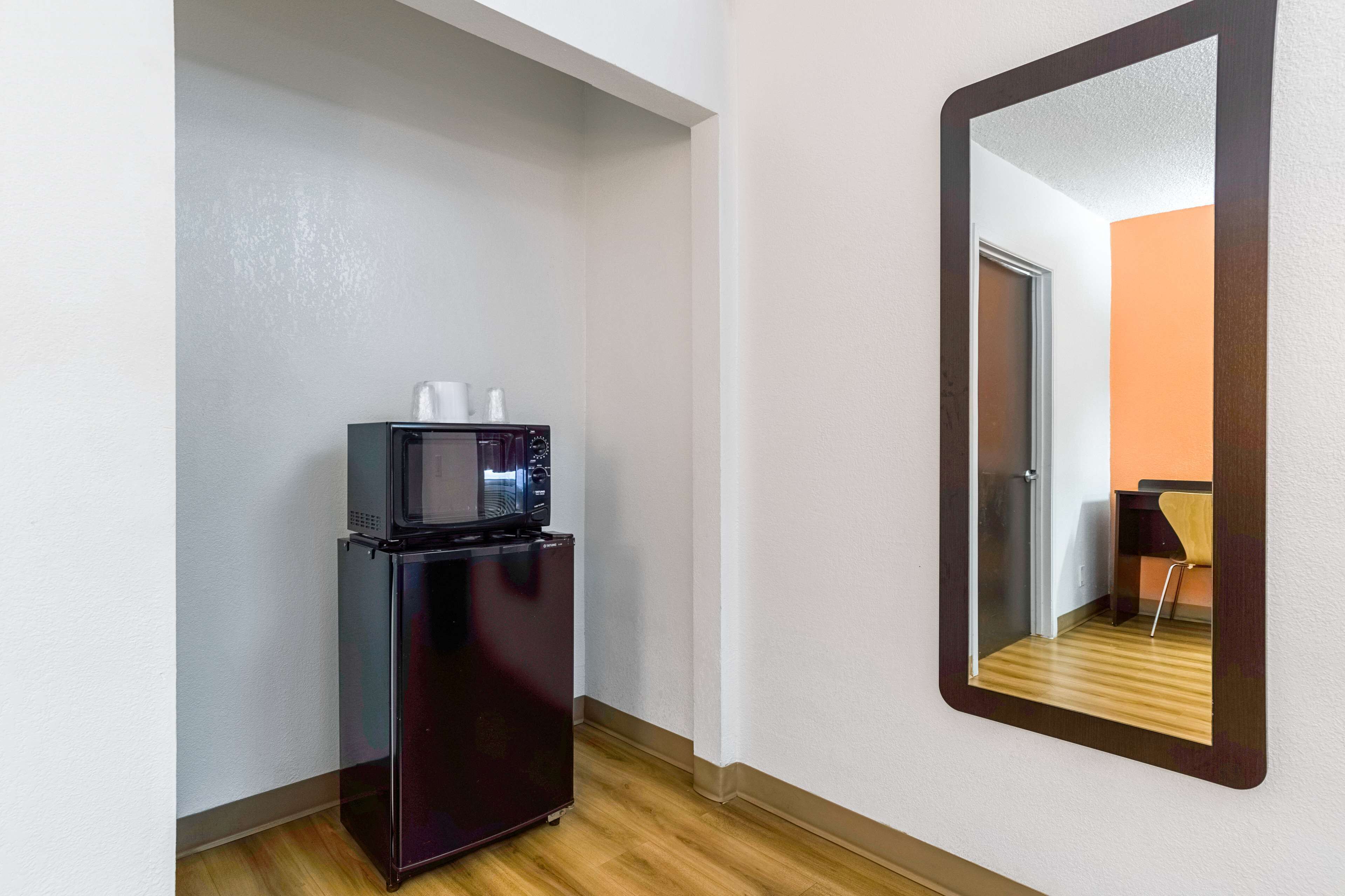 ثلاجة صغيرة