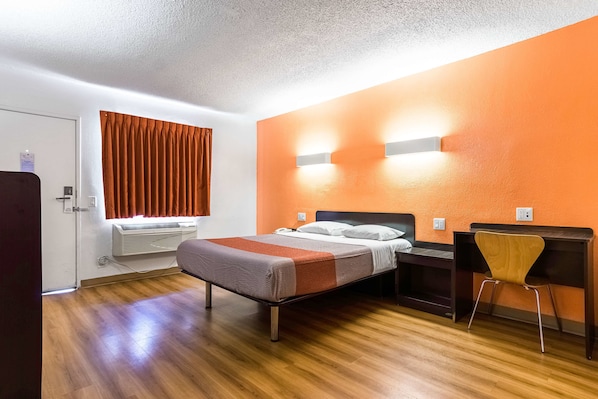 Tabla de planchar con plancha, wifi gratis y ropa de cama 