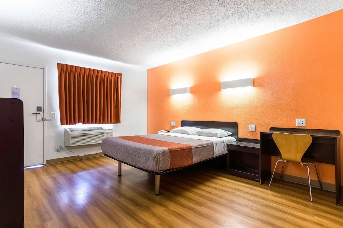 Een strijkplank/strijkijzer, gratis wifi, beddengoed