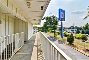 Hallway - Motel 6 Pittsburgh, PA - Crafton (Pittsburgh)