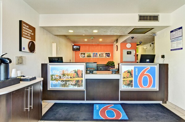 Lobby - Motel 6 Pittsburgh, PA - Crafton (Pittsburgh)