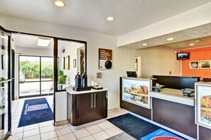 Lobby - Motel 6 Pittsburgh, PA - Crafton (Pittsburgh)