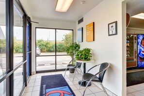 Lobby sitting area - Motel 6 Pittsburgh, PA - Crafton (Pittsburgh)