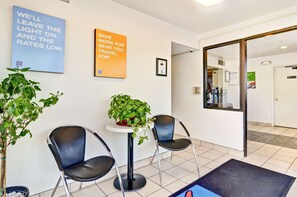 Lobby sitting area - Motel 6 Pittsburgh, PA - Crafton (Pittsburgh)