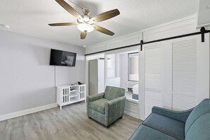 ดีลักซ์สตูดิโอ, ริมทะเล | บริเวณนั่งเล่น | ทีวีจอแบน, เครื่องเล่นดีวีดี