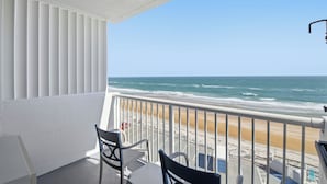 Un balcone con vista sulla spiaggia e sull'oceano.