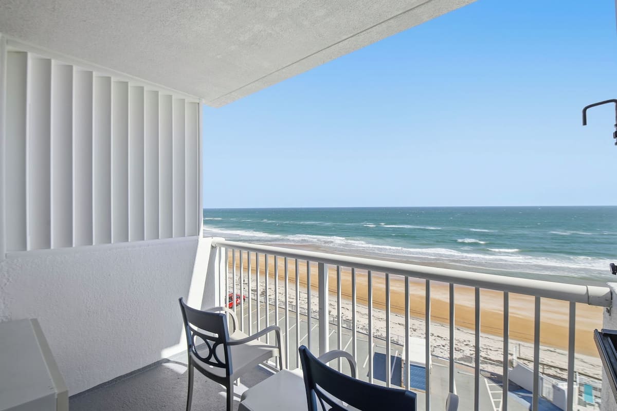 Un balcon avec vue sur la plage et l’océan.