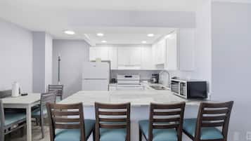 Condo Premium | Cocina privada | Refrigerador con congelador, microondas y parrilla de estufa