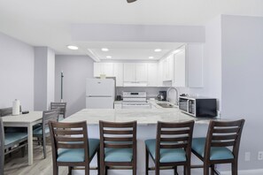 Condo Premium | Cocina privada | Refrigerador con congelador, microondas y parrilla de estufa 