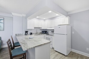 Condo | Dapur peribadi | Peti sejuk/penyejuk beku saiz penuh, ketuhar gelombang mikro, dapur 