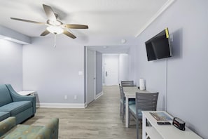 Studio, Balkon, Strandnähe | Wohnbereich | Flachbildfernseher, DVD-Player