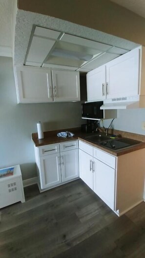 ดีลักซ์สตูดิโอ, ระเบียง, ริมทะเล | ครัวส่วนตัว | ตู้เย็นขนาดใหญ่, ไมโครเวฟ, เตาประกอบอาหาร, เครื่องชงกาแฟ/ชา