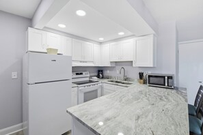 プレミアム コンドミニアム | 専用キッチン | 大型冷蔵庫、電子レンジ、コンロ、コーヒー / ティーメーカー