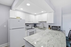 Appartamento Premium | Cucina privata | Frigorifero con congelatore, microonde, piano cottura